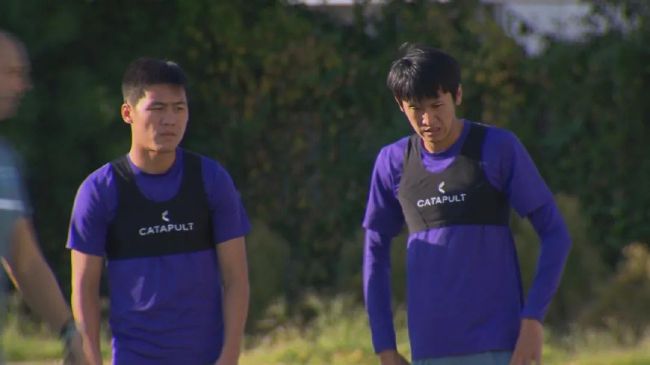 不知火舞和三个小男孩在公园